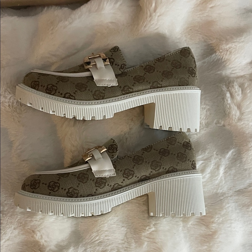 Stylish Women's Loafers with Gold Accent
